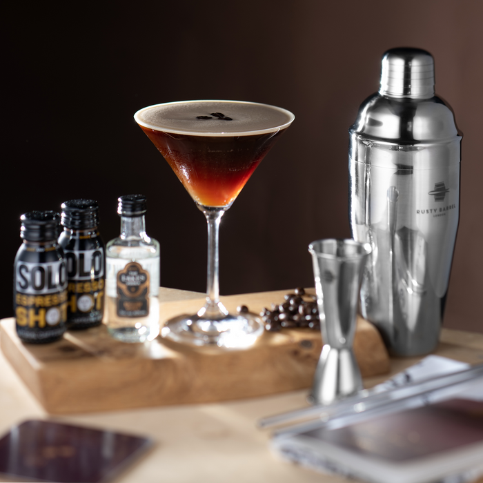Cocktailshaker, Zeef En Lange Cocktaillepel En Andere Barmanuitrusting Geïsoleerd Op Wit in Een Cocktailshaker, Zeef En Lange Cocktaillepel En Andere Barmanuitrusting Geïsoleerd Op Wit in Een